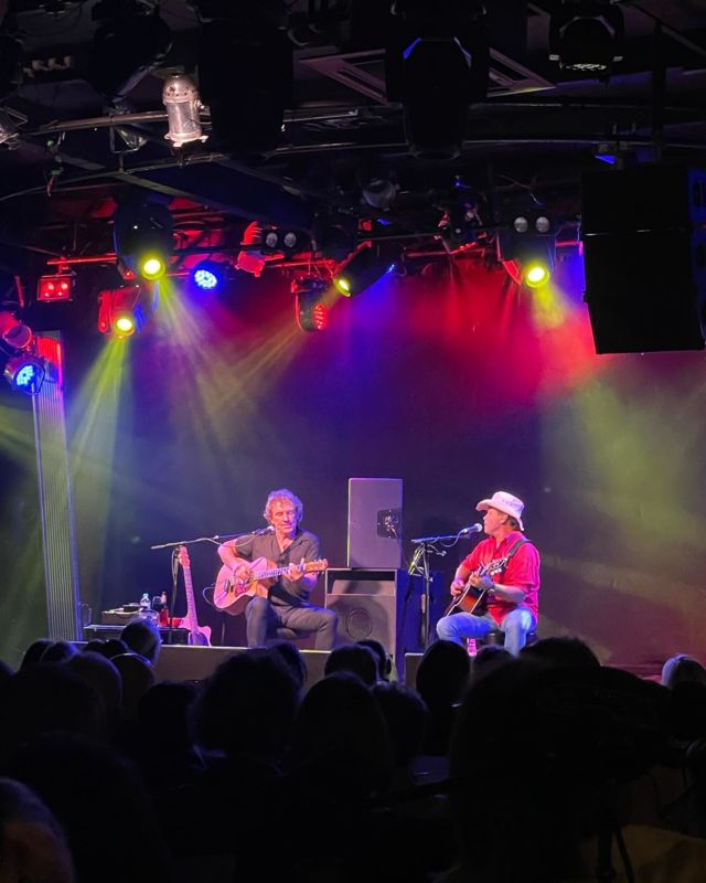 Trying to figure out those @ianmossmusic chords with @troycassardaley @lovethegov 
Great show.